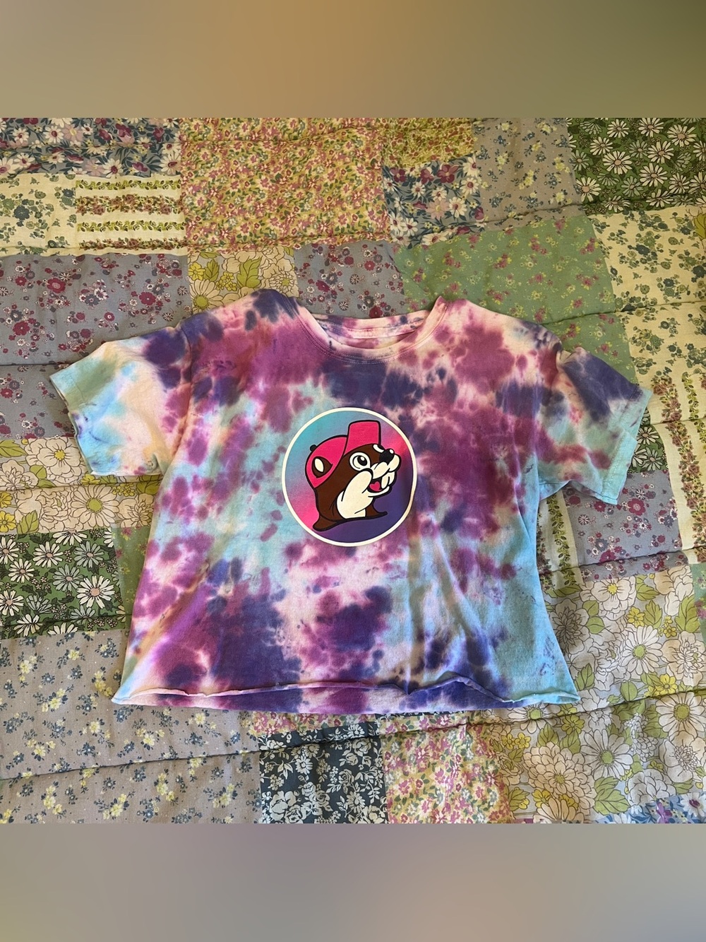 Buc-ee’s tie dye cropped tshirt purple pink with dogs on vacation